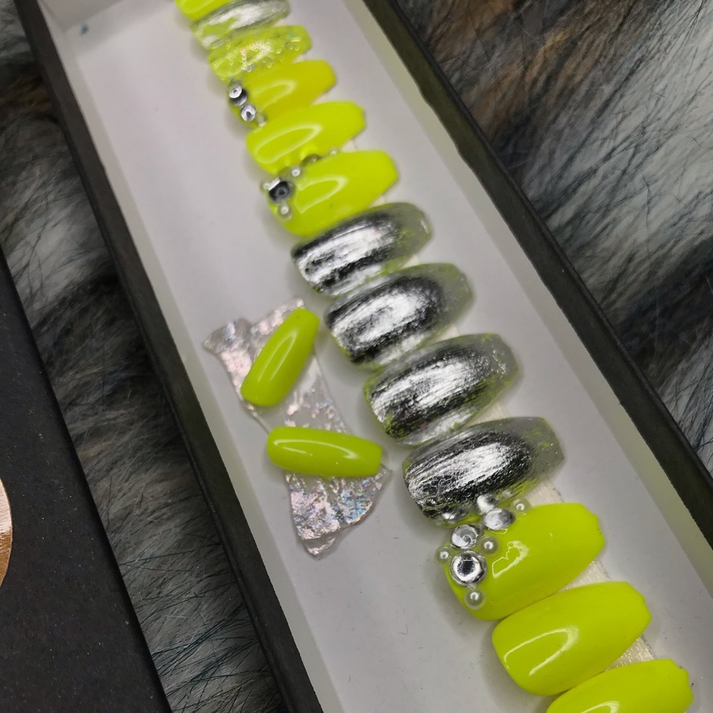 Press on nails 😊 Style: lighting 💡